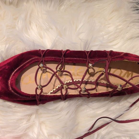 Burgundy velvet pointed toe lace-up flats - Picture 5 of 5